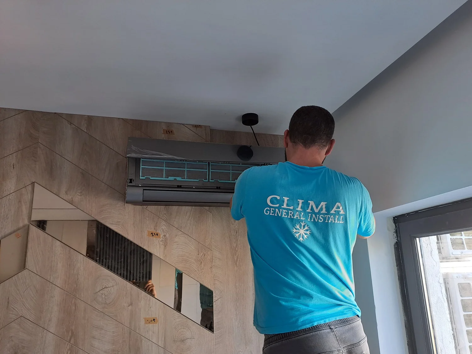 montaj aparat de climatizare